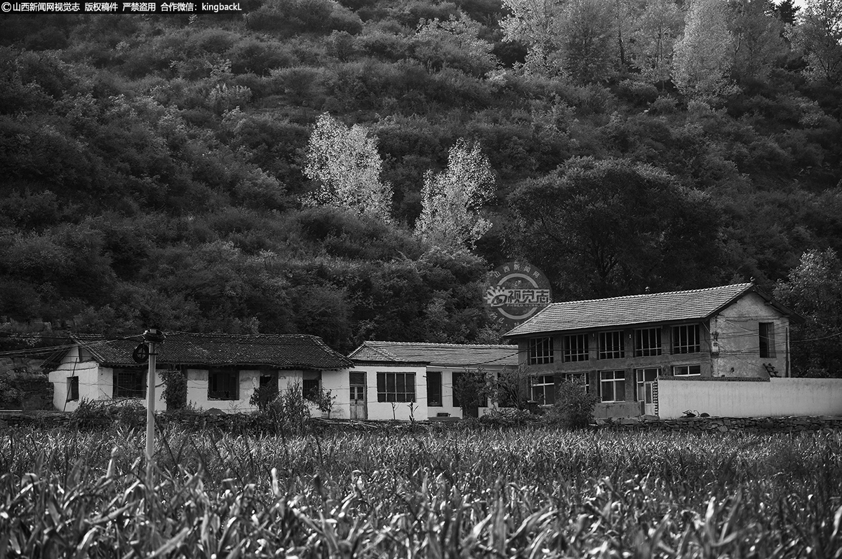      这座山脚下的院落，位于太岳山脉东麓的山西省沁源县中峪乡渣滩村。这里有郑家五代手工麻纸生产的老作坊。