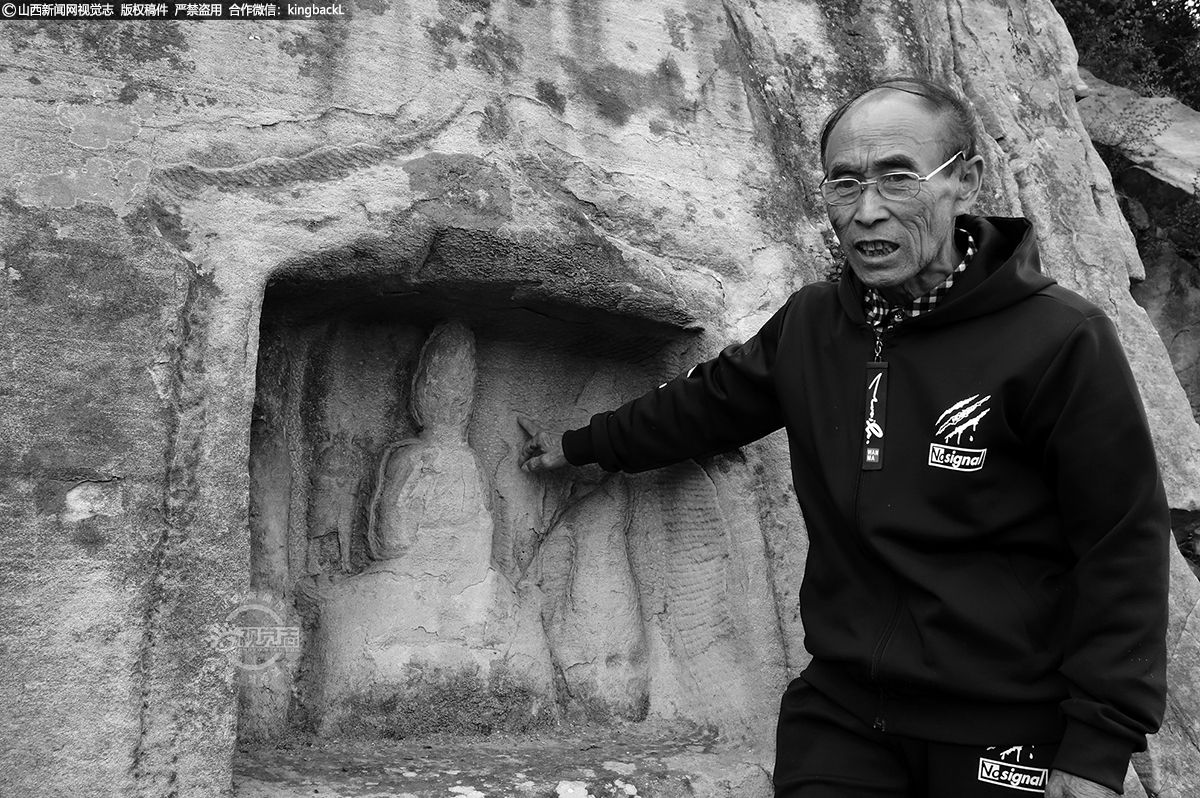      在他家房后山崖的巨石上，有一个一米见方的佛龛，里面雕刻有几尊神像，因砂石风化严重，只能看到一个大概的轮廓。郑师傅说：里面中间雕刻的是蔡伦的神像。来源已无从查起，但每到造纸的主要节点，他都要来这里烧几注香，以求神人护佑，这也是祖上传下来的规矩。
