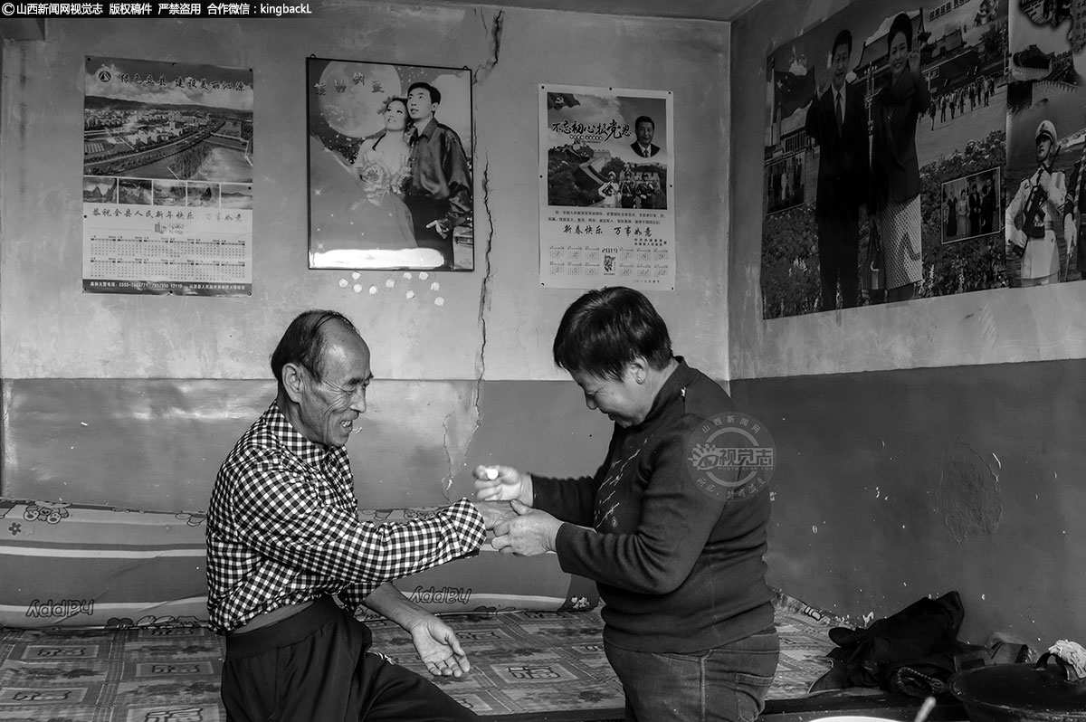      他的手经常在水里泡，又要和石灰水打交道，所以身体难免受到伤害。闲下来时，老伴精心的给他保养。几十年的麻纸生涯中，由于和水长期打交道，冰冷和潮湿的环境已使他的关节和腰腿落下病疾，但他仍坚守着这份传承。