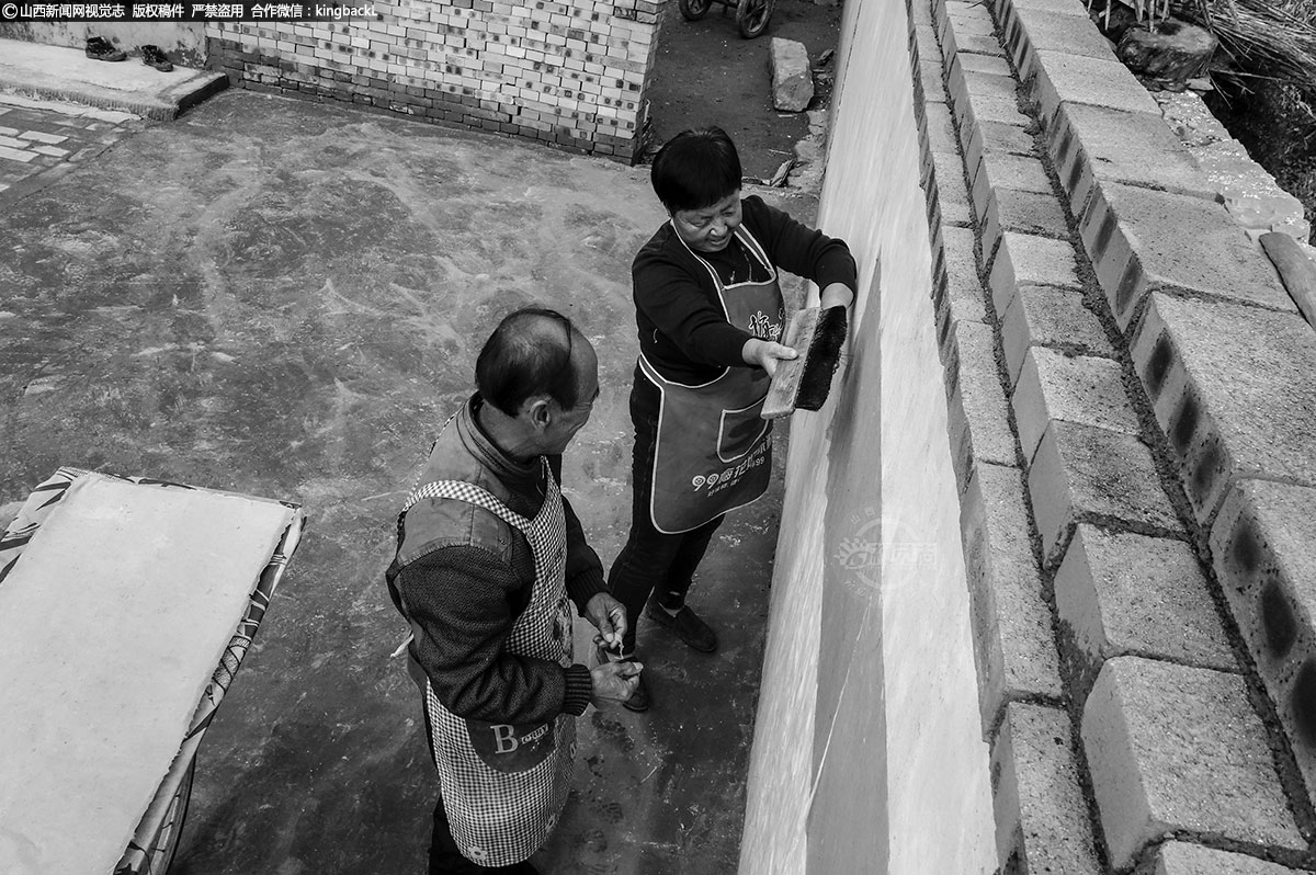      院子北侧建了一面墙，这面墙是专门用来晒麻纸的。贴纸是项细心活，稍不注意就会弄破。