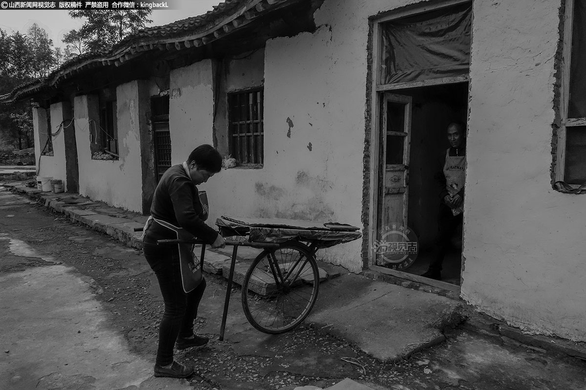     独轮小车，是郑师傅由一个自行车轮子搭一个架子改造而成的，既轻便又灵活。