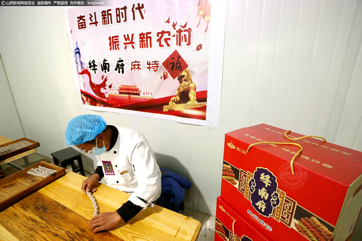      做五颜六色的麻特，如果可以用添加剂，那就太简单了，市场上各种色素都有，加进去颜色亮、成本低还容易加工；但因为不能用添加剂，她只能通过蔬菜本身的颜色来着色，蔬菜加多了麻花没法搓，加少了又看不出颜色，很麻烦。