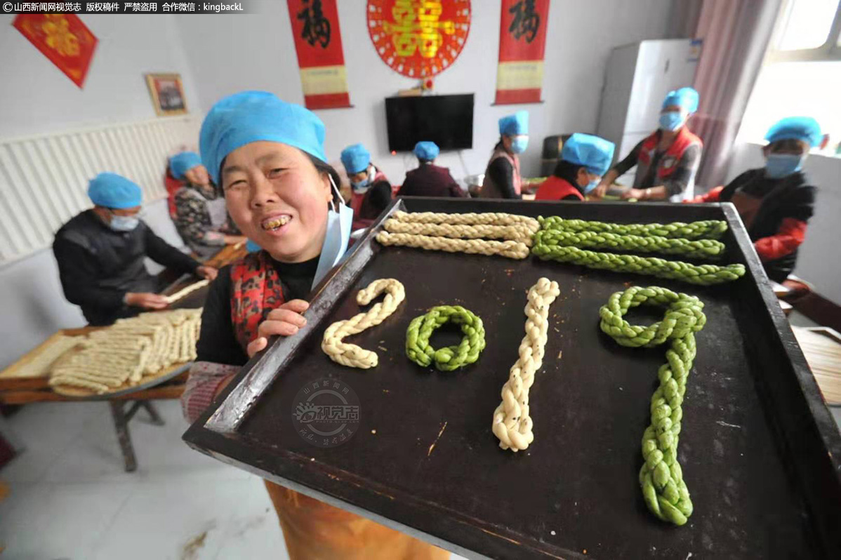      她们制作的麻特，更加注重原生态的食材本味，辅以当地的大红袍椒叶、黑白芝麻、鸡蛋、辣椒籽和小茴香等，形成了独特的香脆口感，再调入绛州无公害菠菜、胡萝卜、紫甘蓝、甜菜根，制作出独特口感、丰富营养、诱人色彩的五彩麻特，很快成为人们餐桌上的“爆款”和“网红”。