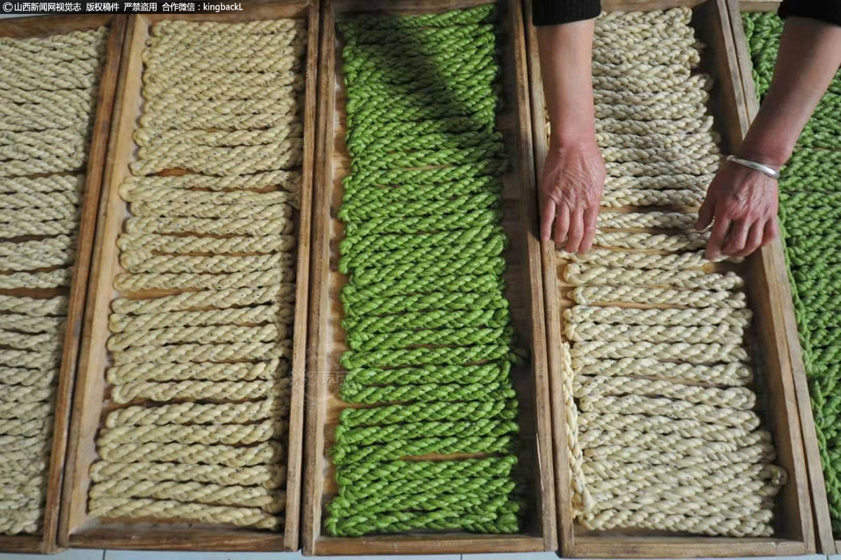      开始做麻特前，她扮作顾客对县城和各个乡镇的麻花铺子挨个观察，还跑到稷山买回了十余家的麻花逐家品尝对比，经过很多次的尝试，她最终确定了做手工健康食品，不加添加剂、只添加蔬菜，做有色麻特的生产思路。