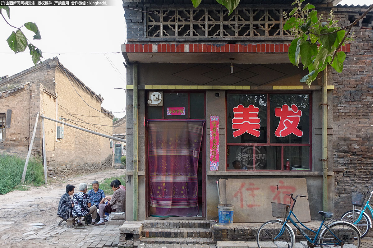      古代上档次的门帘很多，比如水晶帘、珠帘、绣帘等，这些叫法都是当时人对帘子的美誉。农家的门帘虽然没有这么精美奢华，但是种类却同样不单一，除了棉布帘、单布帘、竹帘外，随着现代工业的进步，纱帘也是农家夏日的必备。