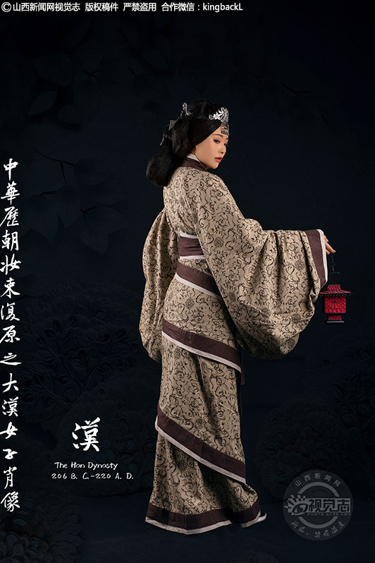      中国古代服饰，在制作和穿戴讲究上都有悠久的历史，它反映民俗风习，显示风俗变迁。山西新闻网特约摄影师和7位太原女大学生历时半年，拍摄了《中华历朝女子图鉴》，用现代镜头探究中国古代服饰变迁史，用摄影作品展示历代古装“时尚” 。图为汉朝的服饰，汉代因为织绣工业很发达，所以有钱人家就可以穿绫罗绸缎漂亮的衣服。一般人家穿的是短衣长裤，贫穷人家穿的是短褐。汉朝的妇女穿着有衣裙两件式，也有长袍，裙子的样式也多了。（■山西新闻网特约摄影师：吕行）