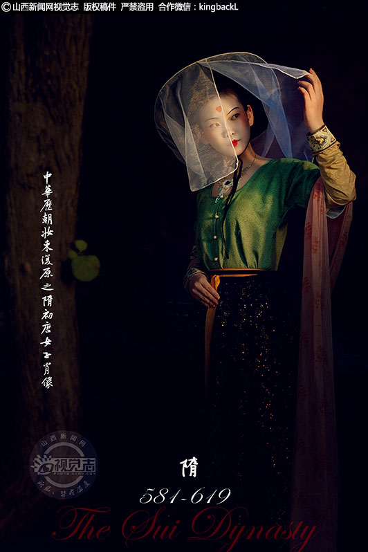      隋朝居住在北方西北地区的少数民族多穿小袖袍、小口裤。民间妇女穿青裙。妇女外出戴幂罗，把面部罩住。这类打扮，都吸收融合了南北朝时期胡服的艺术特色在内，对唐代女服有很大影响。