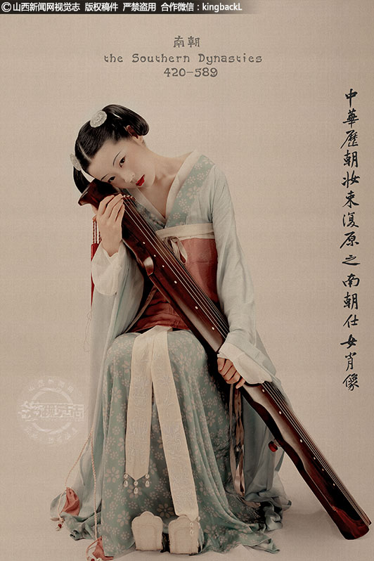      南朝时期的人们大部分穿的都是那种宽大的衣服，然后再在外衣的里面穿上一件那种吊带的衣服，那时候人们穿着的风格主要是受到了北方游牧民族的影响，那时候的许多男性都开始穿着上衣和短裤。