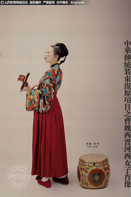       魏晋女服承袭秦汉服制，一般上身穿襦或衫，下身着裙。此时的女服流行衣摆垂袿，有的还在身前系蔽膝，两侧缀数条三角形的长飘带，显现出天衣飞扬的潇洒和乘风登仙的气韵。