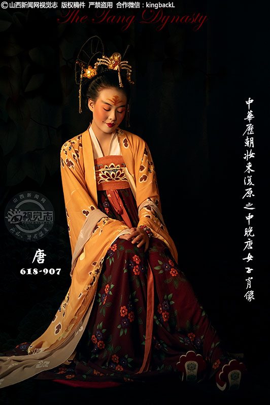      唐朝女子以胖为美，一种丰腴之美，唐代女子的服饰体现了唐代女子服装浓烈的民族风情和开创性意识，追求的是自身的自信之美，打破了传统的思想，追求新奇之物，从头到脚都精心打扮，同时也说明了唐朝的社会发展稳定，生活富足。