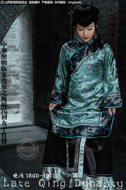      清代晚期女装图案在纹饰、色彩、构图上都变得越来越精细、艳丽和繁复，形成了特定的装饰语言。同时在清末、满、汉两族女装图案在装饰风格上产生了相互融合的美。