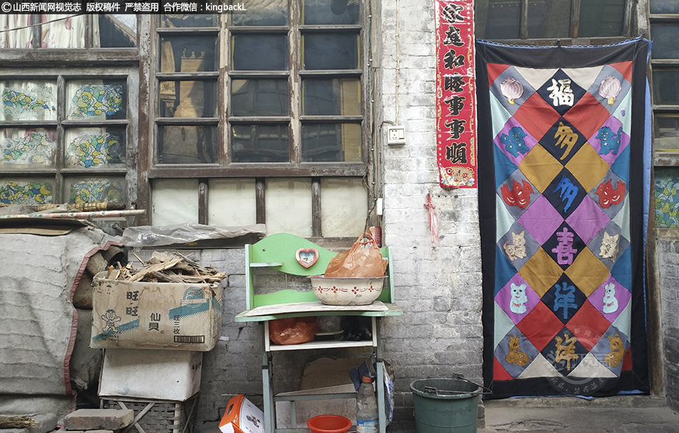      很多门帘配有图案和文字，使之图文并茂。这些简单的图案以及文字多有恭贺、祝福、吉祥之意，每家每户门帘的不同造型带来了不同的艺术欣赏。