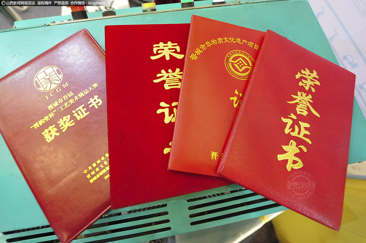      据许保太老先生介绍，他会做100多种盔头，太监帽、内相帽、宫娥帽、太师帽、帅盔、龙凤冠······最普通的盔头制作需要两三天，是个慢工细活儿，最考验的是人的耐心，41道工序后才能制作成一个完整的盔头。身着朴素的许老先生，凭借着他的技艺让这些戏曲道具重获新生，也让越来越多的年轻人去了解其中的历史，他触摸到的不仅有历史的风烟，传承的更是手艺的温度。