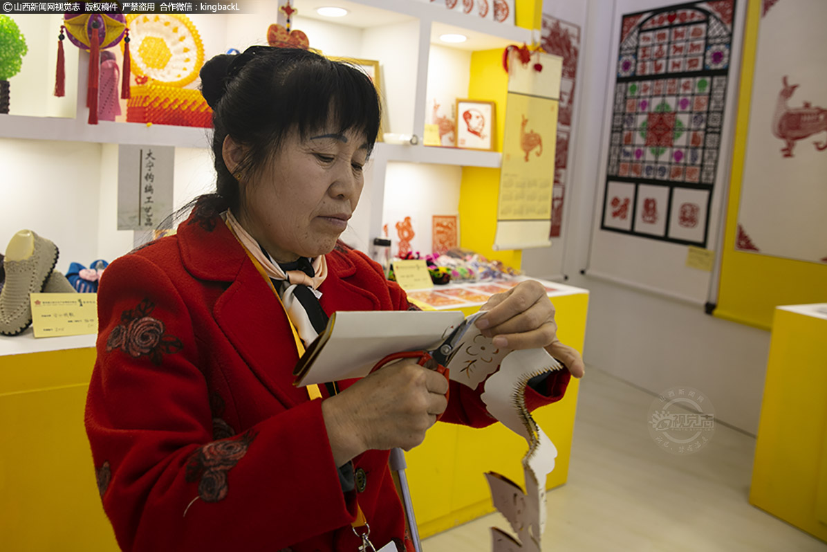      剪纸作品，每个地方都会有不同的特色，在临汾展区的，曲沃剪纸传承人鲁艳芳也拿着剪刀，精巧施技，剪出一个个鲜活的作品，让观展群众感受到了剪纸作品的独特魅力。如今的鲁艳芳已经是曲沃县剪纸协会的会长。