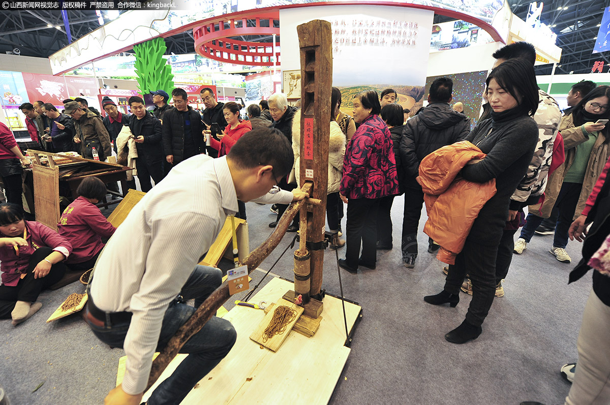      在传统的社会里，家家户户都会有一只香炉，在礼佛与祭祀祖先时，人们都会拈香一柱，但是谁也不知道那些细细的香从何而来。只见一团团香泥揉好后，在制香师傅手工压制下，香泥变成柔软的香线，从下方缓缓挤出来。