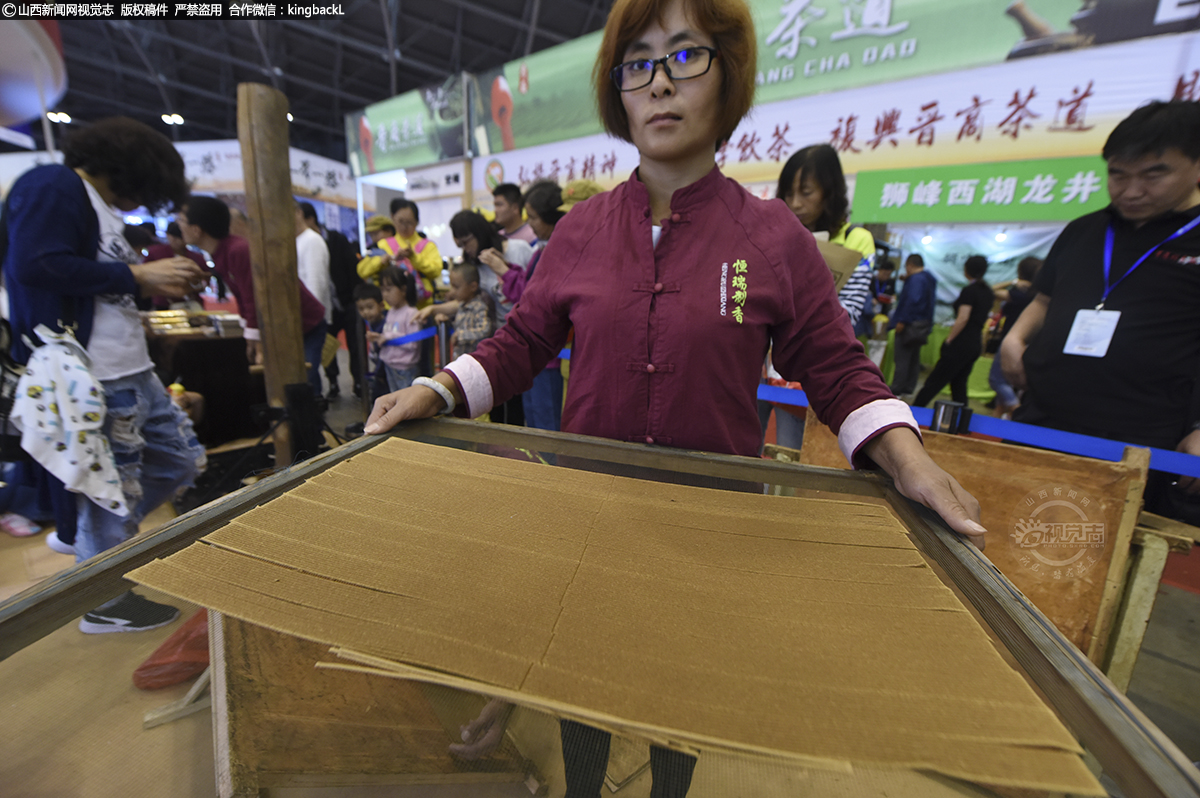      香线在箅子上铺好，就该等待晾晒了，传统的制香过程中，晾晒是个不可或缺的环节，平铺整齐的香线，经过阳光自然的晾晒，香体才会平整细化，其品相才更加天然纯正，保证香品的气韵绵长。