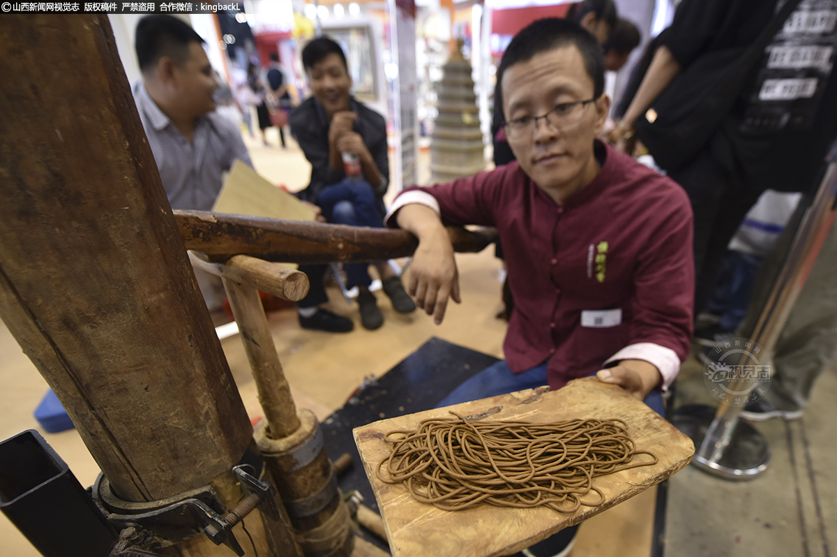      近日，第四届山西文博会在中国（太原）煤炭交易中心开展，在晋中展区，一场简易的手工制香过程吸引了市民们里三层外三层的参观，周围观展的人直呼“原来香就是这样做成的啊！”“这种制香过程也太特别了吧！”他们就是介休恒瑞制香的工作人员，正是他们这种传统的手工制香方法，在2015年，被晋中市公布为市级非物质遗产代表项目；2017年，被山西省公布为第五批省级非物质文化遗产代表性项目，厂长郭建美被公布为该项目的传承人。（■山西新闻网记者：王琪 苏航）