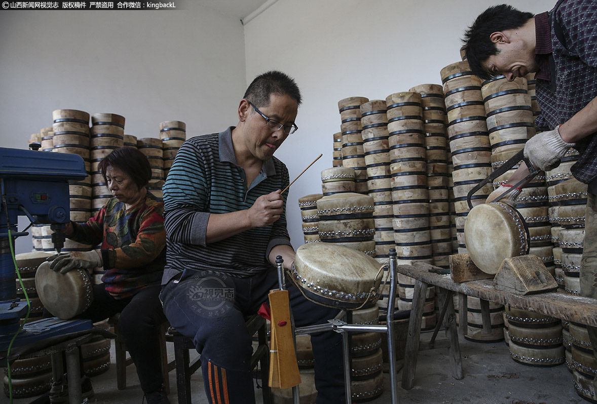      成品车间里，打眼的，钉铆钉的，锯皮的，工人们各干其事，高师傅对每一个成品板鼓都要亲自把关，保证符合每一个客户的需求，从过去一年制作6000余个板鼓，到现在万余个，高师傅越来越懂得这一传统技艺的重要性。为了更好地保护这一传统板鼓制作技艺，2018年，他把板鼓制作技艺申报成为县级非物质文化遗产代表性项目和第五批运城市非物质文化遗产代表性项目。