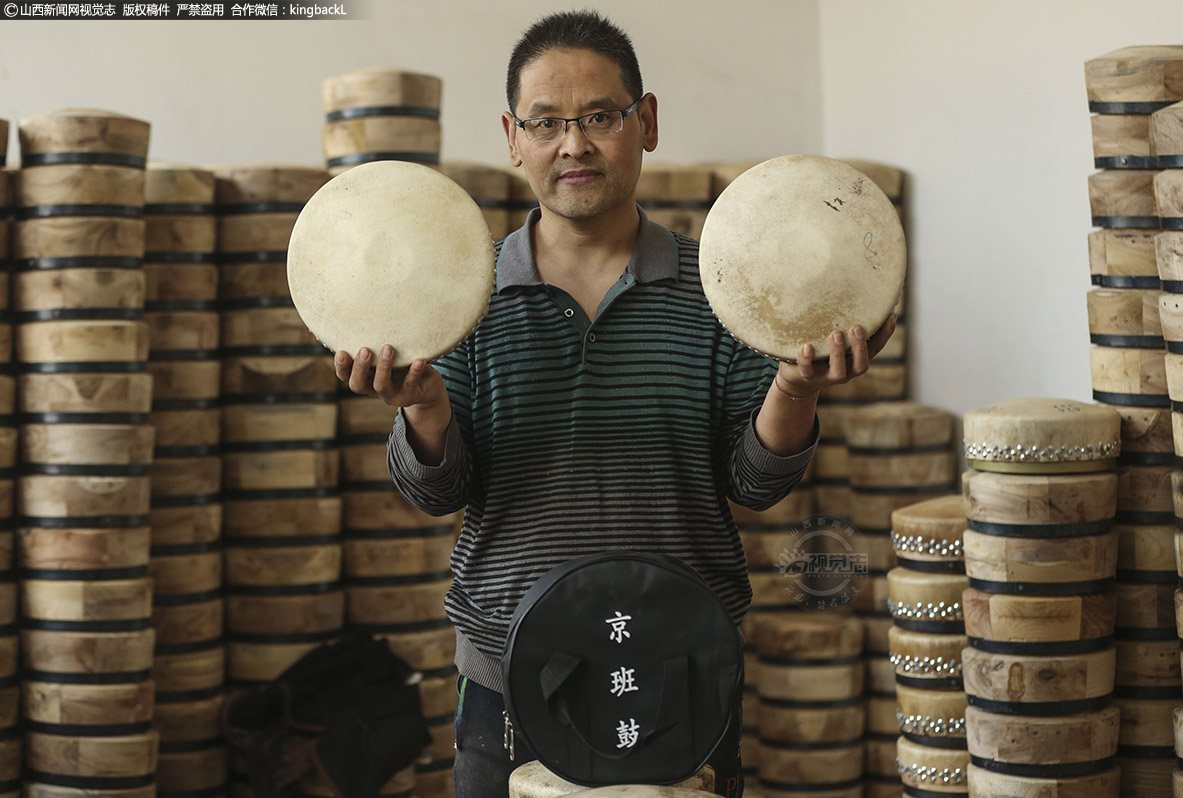      高春明，今年49岁，是稷山县太阳乡白池村人，由于自幼跟随父亲高建罡看戏、唱戏、敲板鼓，所以他也逐渐对戏剧乐器产生浓厚的兴趣。他从运城地区艺术学校毕业后，便回到家乡秉承父业，一边务农，一边随父亲高建罡从事板鼓制作，在他的努力下，现在板鼓制作技艺申报成为第五批运城市非物质文化遗产代表性项目，他也成为市级非物质文化遗产传承人。（■山西新闻网特约摄影师：史云平）