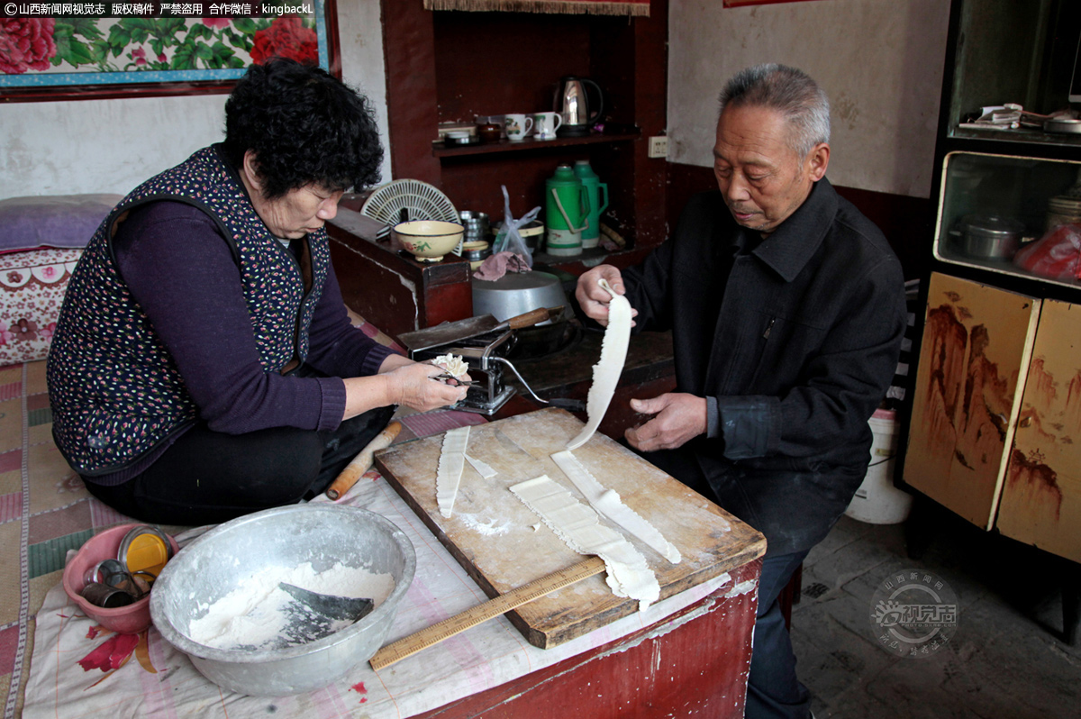      造型是面塑作品中最重要的步骤，主要靠构思，即通过手的揉、搓、压、团、挑、按等并辅之以小剪、小刀，小木梳等工具制作出各种类型和样式的作品。造型的过程不仅是将和好的面捏成某种形状那么简单，在捏制过程中，要有足够的经验，必须把握分寸，做成型但又不能做足，要留给面的自然醒发和蒸汽来完成作品。