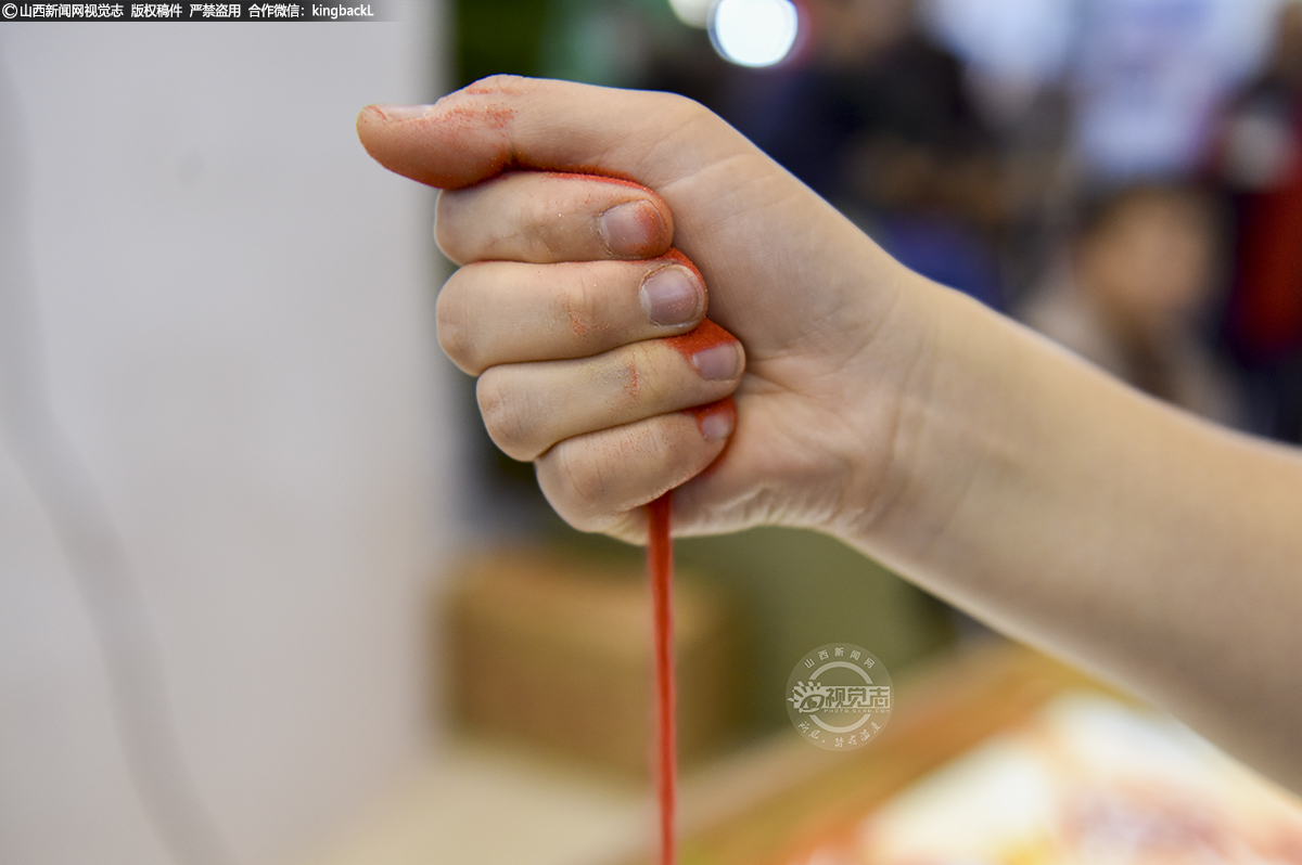      沙画不同于其他的艺术形式，只需一捧普通的细沙，便可以变幻出万般姿态，画面从沙子中渐渐呈现。细沙从指缝中垂落，本身就是一件很美的艺术展示。作画的背后，都是从每一粒沙子开始。武丰珍介绍到，沙子细到抓在手上能成为一束，均匀的掉下才是最好的状态。