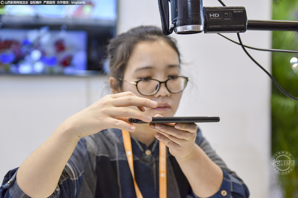      因为她学习过美术专业，具有很好的美术功底，加上个人喜欢，内心充满动力，所以她的作品在质量和数量上，都比较高。每当自己完成一幅沙画作品，她都会用相机记录下来。她说，在今后的创作中，她会根据动物、动漫、热点、段子、民间艺人传奇等主题制作不同系列的作品，也希望可以与文旅接轨，有效投放市场，让更多的人可以接触到沙画艺术。