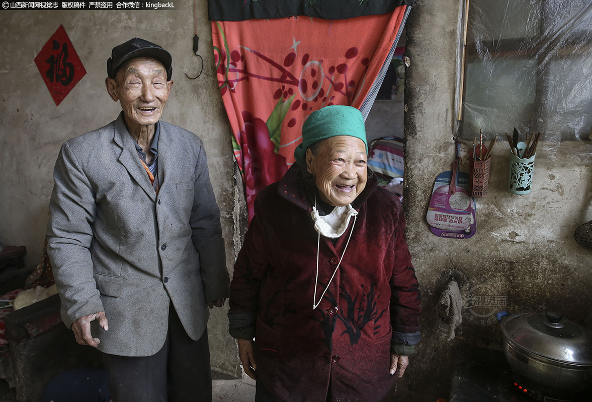      杨师傅的老伴杨大妈名叫杨九兰，今年84岁，自从和老伴结婚以后，渐渐的也学会了打铁，忙碌的时候能帮杨大爷一把。都说人间有三苦，打铁、撑船、磨豆腐，因为打铁要日夜不停地在炼炉旁忍受炎热，所以他们要经历常人所不能想象的煎熬。但杨大爷夫妻二人在打铁上齐心协力，从他们热情的笑脸上看的出他们这些年过的很幸福。