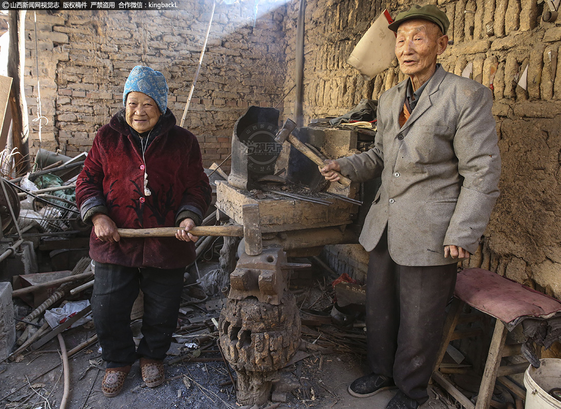      杨大爷谈起打铁生涯，他说：“这么多年老伴是我最得力的助手，年轻时帮我轮大锤，受了不少苦，现在老伴有病干不了了，我能干多少算多少，如今年轻人里，没有人学这手艺了，但我不能把这手艺丢了，直到我干不动为止。”