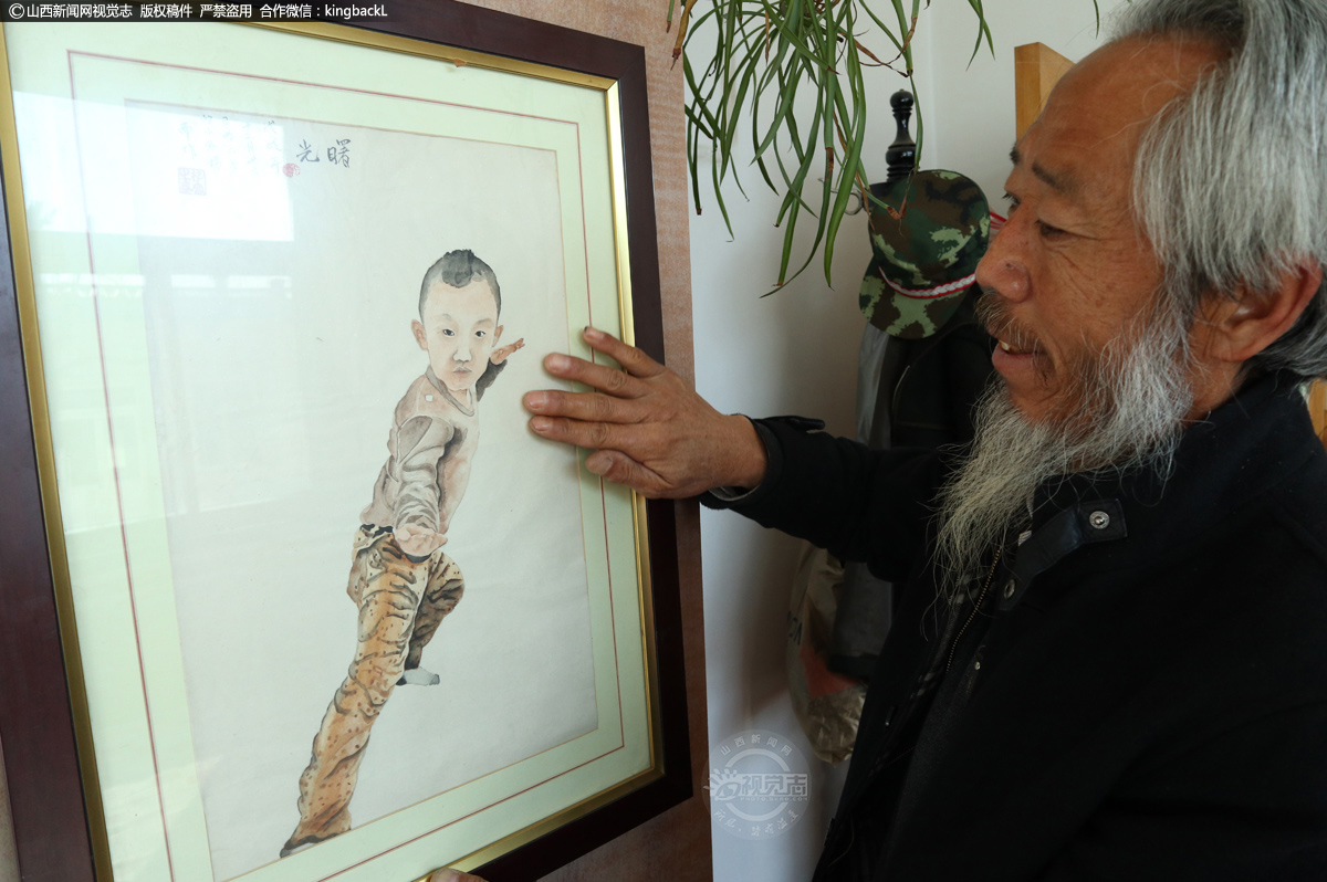      老刘的家里到处都是他亲手画的作品，这一幅是他给外孙画的画像，对于这幅画像，老刘更是珍爱有加，时不时的就会去看看，擦抹擦抹。