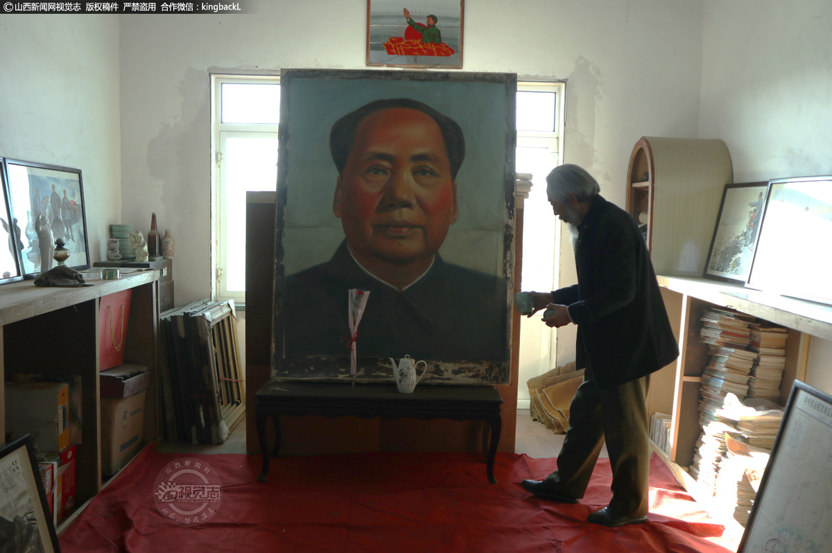      二楼的第一个屋子当中摆放着一幅手绘的毛主席画像，这是老刘亲手绘制的油画，画像前有参观者敬献的一支鲜花，还有一壶茶水，老刘说毛主席喜欢喝茶，值得纪念的日子，他总会为毛主席沏一壶茶水。