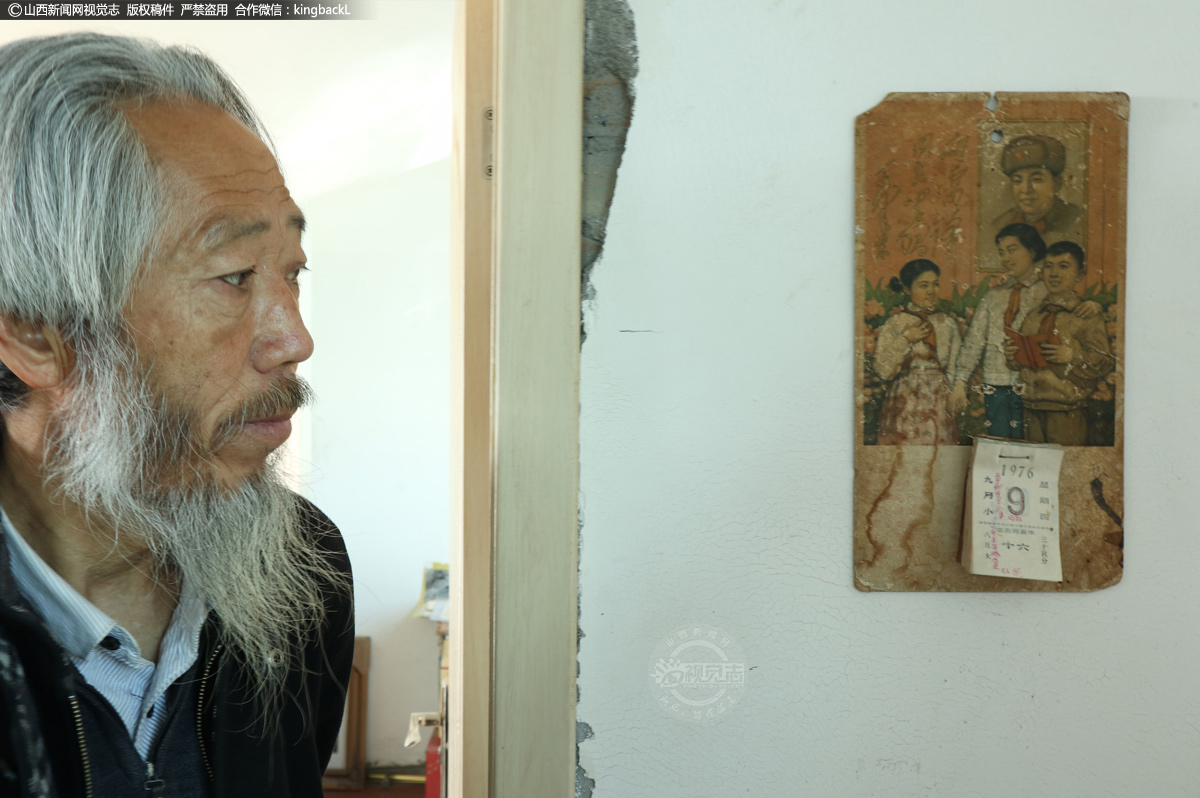      藏品室内的一面墙上挂着一个他收集来的五六十年代的挂历牌儿，上面的日历撕到了1976年9月9日，那是毛主席逝世的日子，老刘说，这是一个伤心的日子，我们世世代代都该记住这个日子。