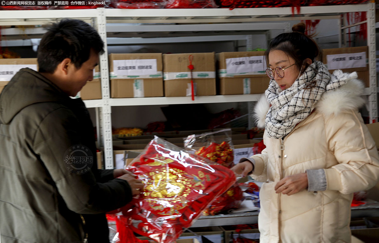      许金金从事这个行业已有八年了，之前一直在南方发展，与妻子张燕英也是在南方相识相知，随着家乡政策的支持，夫妻两人三年前选择从南方回乡创业，生活也渐渐走向平稳，许金金特别感谢妻子的付出，不断的说她是最得力的助手。