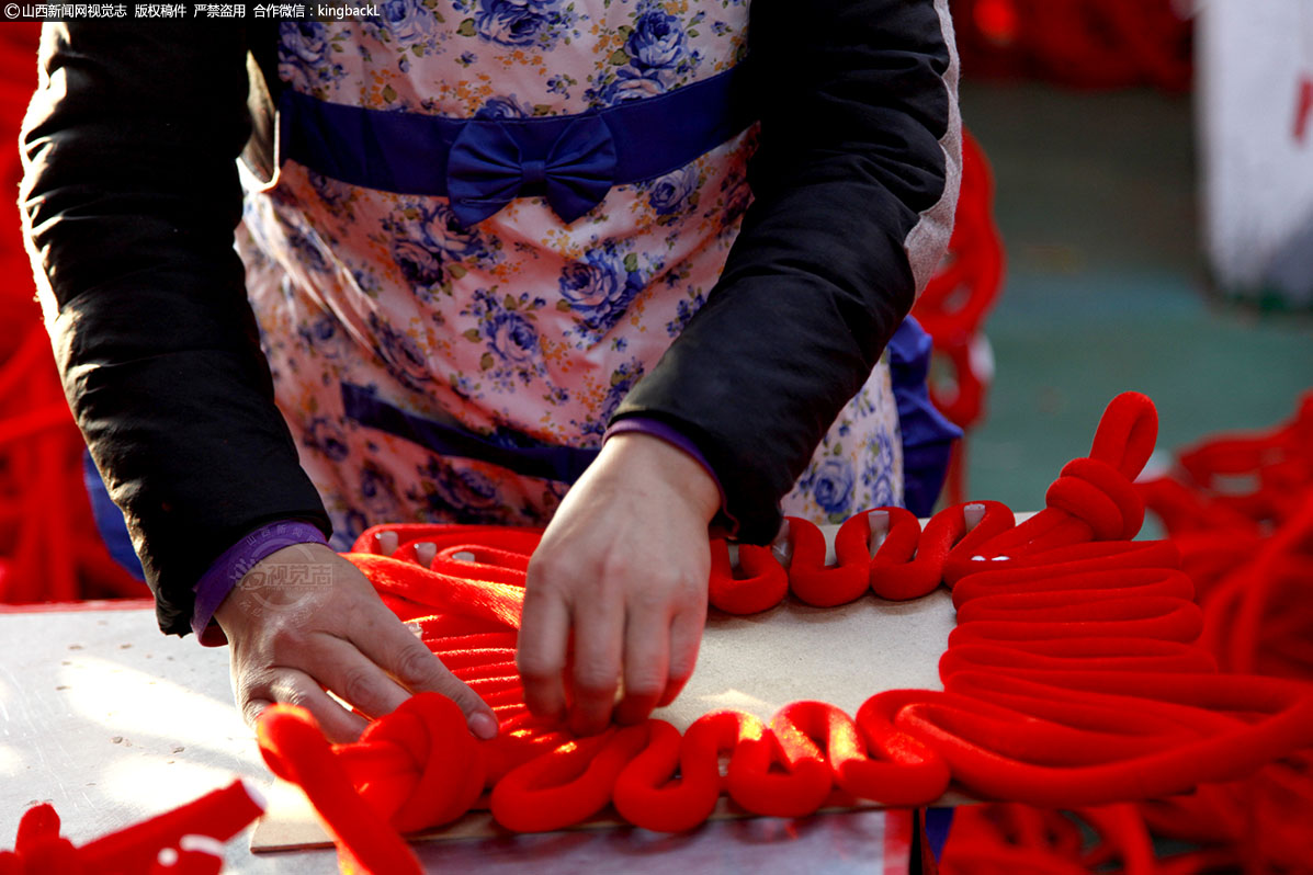      中国结、香包等手工艺品制作不仅适合妇女从事，也能通过带回家做工兼顾家庭，灵活性高，这也调动了当地广大妇女的就业热情。通过电商进行批量销售，务工妇女每天最高收入可达100余元。