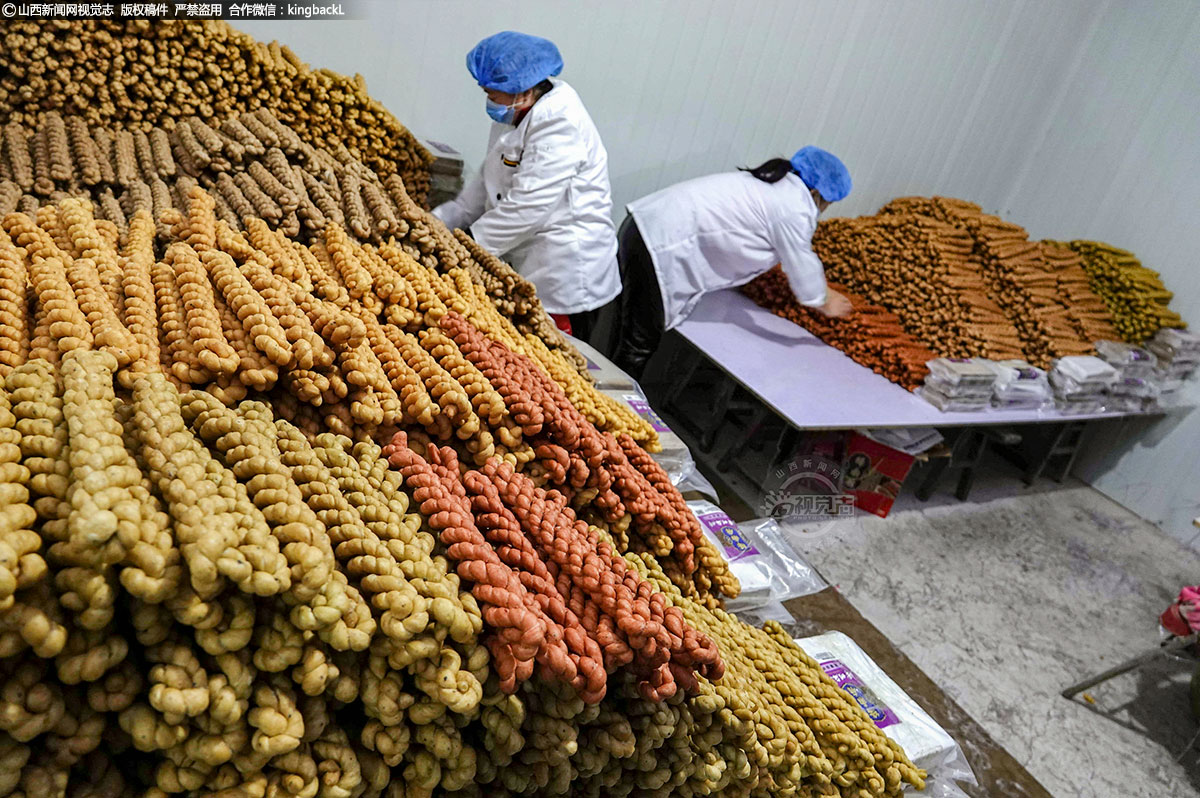      女工在清点码放炸好的五色麻特。麻特脆而不酥，保持了食材一定的劲道，不仅适合零吃，而且在用于泡汤、涮锅和炒菜时，不嫩不化。