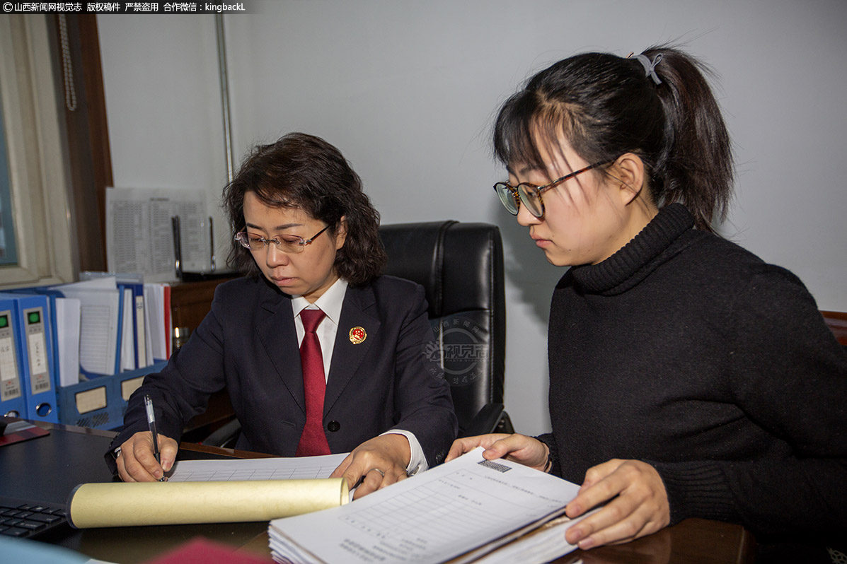      王丽华，是山阴县人民检察院的一名检察官，她曾有一个令人羡慕的幸福家庭，细心体贴的丈夫，聪明好学的儿子，可一切美好都定格在2017年6月5日。这一天，丈夫解平受领导委派带队到煤矿检查工作，工作结束返回单位途中，发生交通事故，解平头部遭受重创，生命垂危……当王丽华匆匆赶到医院，看到丈夫面目全非，命悬一线时，她呆了，自己的丈夫虽然保住了性命，但是也成为了植物人，这让她几乎崩溃，感觉天都塌下来了。（■山西新闻网特约摄影师：赵秉功）