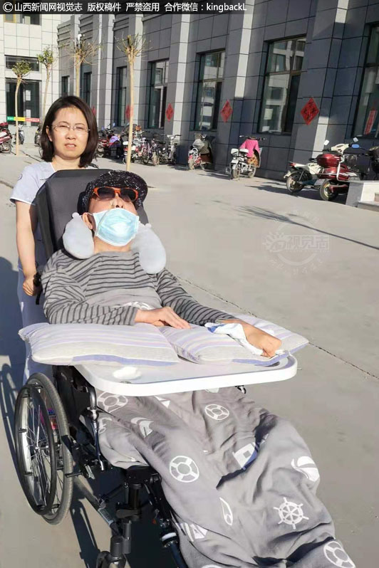      丈夫慢慢趋于好转，为了对比观察丈夫的变化，与家人共同见证奇迹出现，也为了亲朋好友随时了解丈夫近况，王丽华利用休息时间在快手平台随拍播放小视频，慢慢平台上关注她的人越来越多，通过平台，她帮助有相似遭遇的人制定康复计划，指导护理项目，分享照顾病人经验。她说，在最艰难的时候，无数亲朋好友、甚至未曾谋面的人纷纷向她伸出援手，她一直感恩在心。