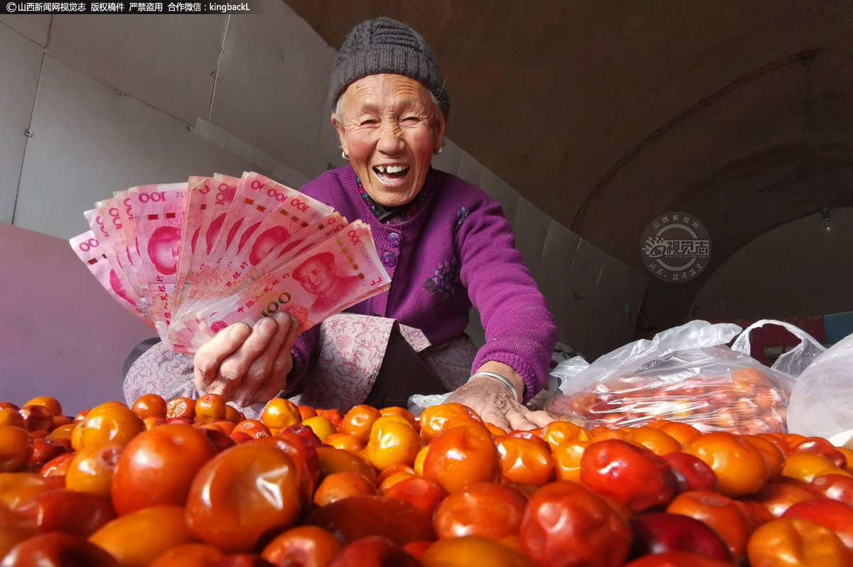      看着炕上还有这么多的酸枣，其实它们都已经“名花有主”啦！由于梁金梅老人种的酸枣肉厚，口感好，非常受年轻人的青睐。订单一个接一个，“支付宝到账100元……微信收款100元……”外孙女把微信和支付宝里收到的钱取出来，将现金交到外婆手里，外婆开心地笑了。老人接过来钱笑着说：“这些天我没有白忙活。”