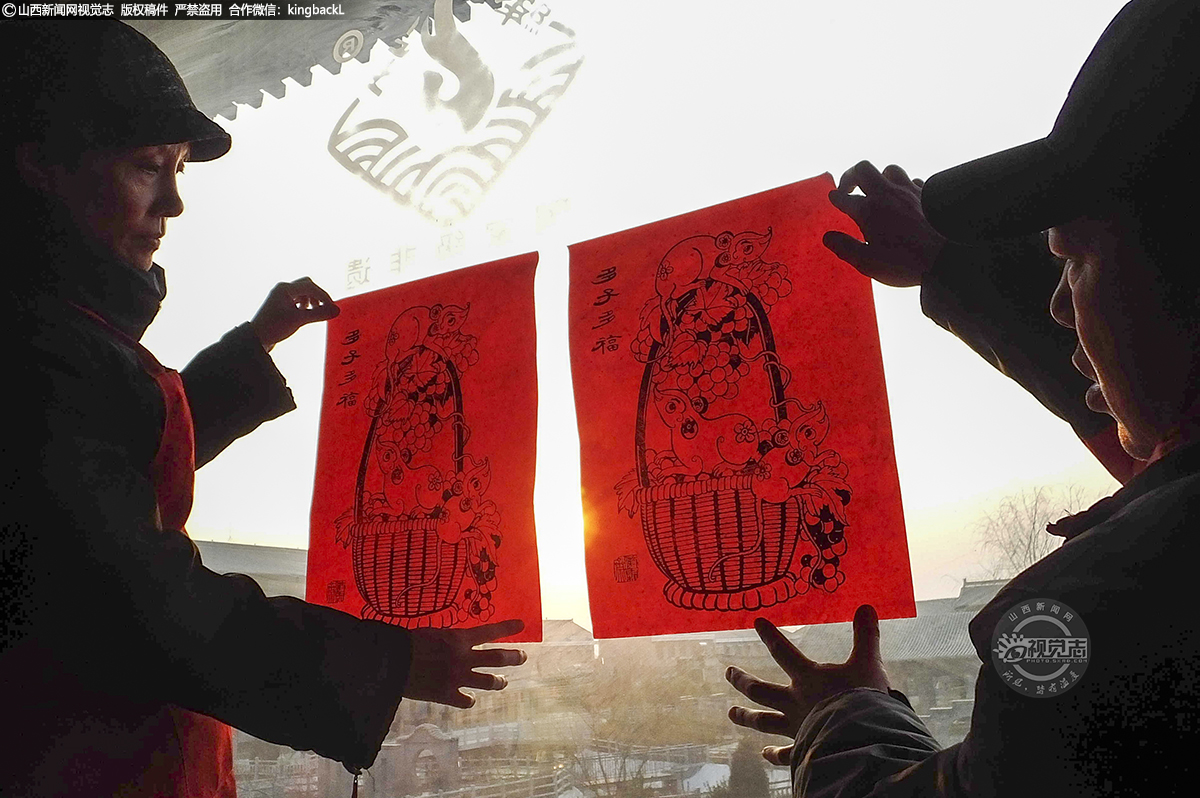      版画在中国有着辉煌的历史，传承着积淀几千年的中国文化。中国的民间木版画是中国文化体系中的一个组成部分，艺术上蕴含丰富，在制作上主要是运用木雕版套色印刷在纸上或线版印墨后手绘而成，颜色鲜艳，寓意丰富，作品往往粘贴在墙壁或门上供人们欣赏。由于此类画作通常在新年张贴，又称为木版年画。