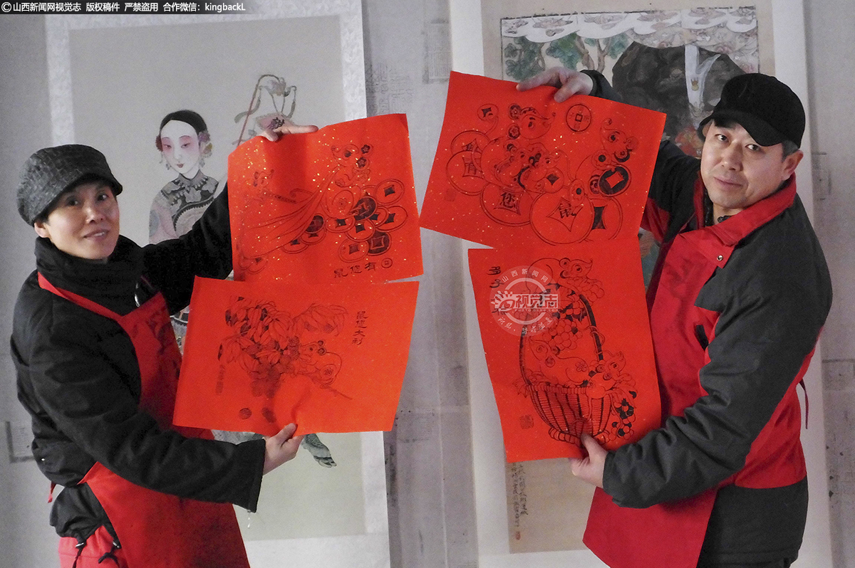      传承人王清菊、杨淑云夫妇在展示生肖鼠系列雕版木版年画。他们在新春之际用优秀的传统艺术和当代艺术作品，让大家感受传统工艺的底蕴和魅力。