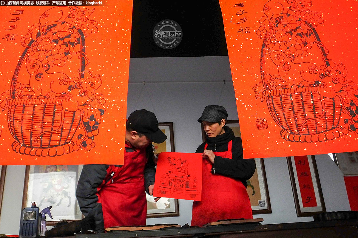      版画中的民间故事以其特有的离奇情节、怪诞风格成为雅俗共赏的谈资。在传统乡间的茶余饭后，家中长辈总会向孩子绘声绘色地讲述老辈传下来的精彩故事。在这看似简单的听与说之间，往往蕴含着长辈对于世界的认知与人生的态度。