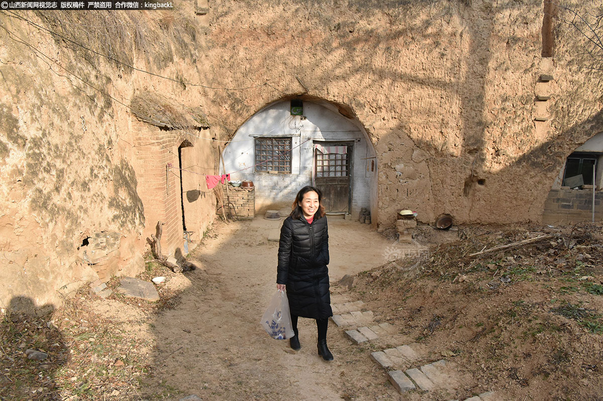      席引丹从村民家中离开。据她介绍，现在村里有上千人，留守在村子里的老人有上百位。村子离镇上有20多里，村民一般不愿意去镇上医院就诊。