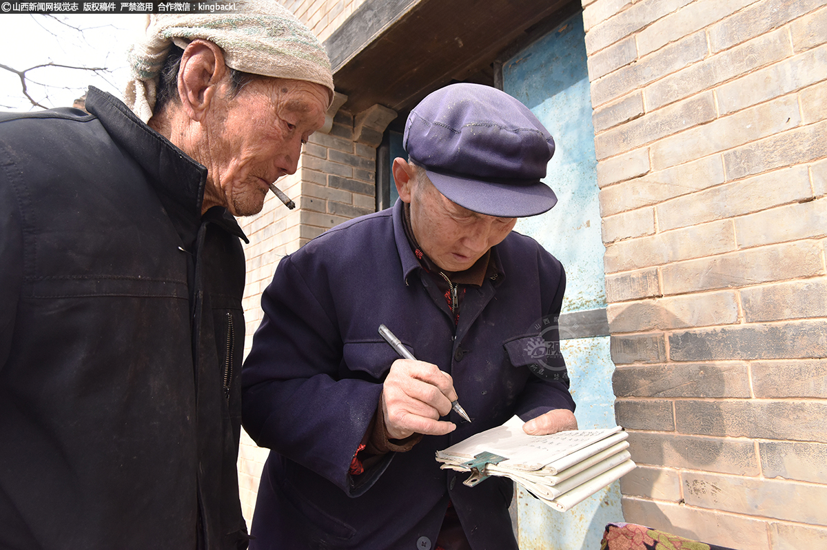      村里给老人定的工资标准是，村民每用一立方的水，便支付给老人一元钱。全村每月的用水量大约是300多立方，老人的工资就是300多块钱。老人不但负责抄水表，还要负责管道的日常维修。这些维修费用是从老人的工资里支付。很多时候，一个月的工资还不够维修的费用，还得从家里拿钱，幸好翟勤弟的老伴和儿子都很支持他。