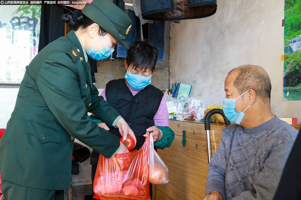      女子民兵班帮助困难人群购买生活用品。疫情发生时，正值春节假期，人员流动频繁，疫情防控面临着艰巨性、复杂性。