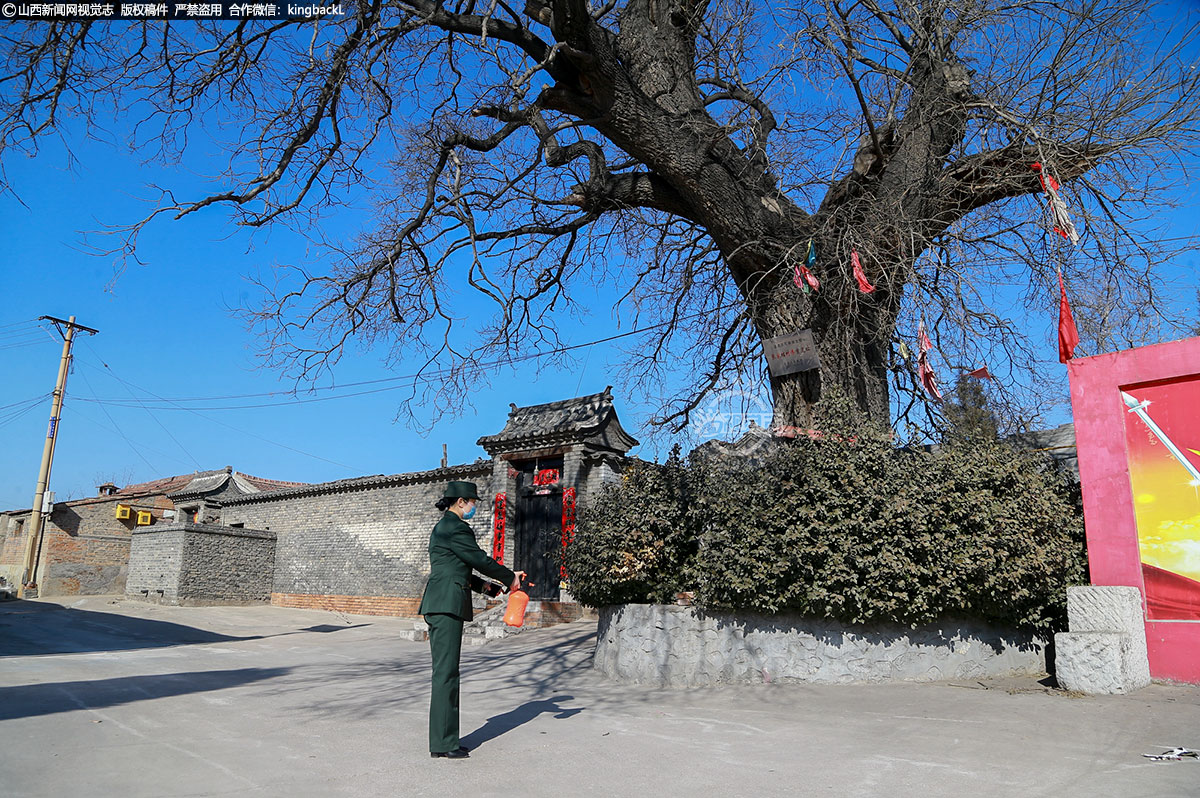      为做好新型冠状病毒感染肺炎疫情防控工作，女民兵不定期对村里进行喷洒消毒，严防疫情侵入。