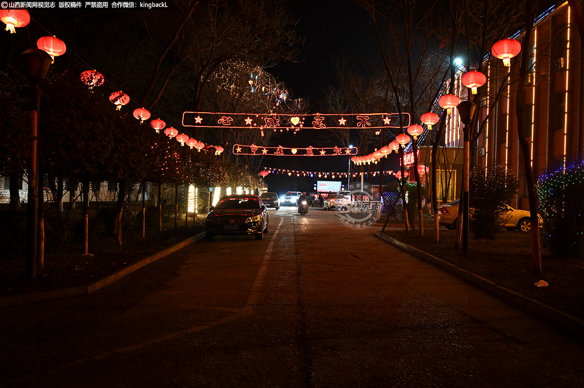      为确保吕梁市区供电、供暖燃煤供应，按照吕梁市疫情防控领导组的安排，山西离柳焦煤集团有限公司两座矿井已复工复产。2月6日一大早，天还未亮，公司矿区职工陆续上班，全力保障原煤生产。（■本期摄影：张孝伟 田将江）