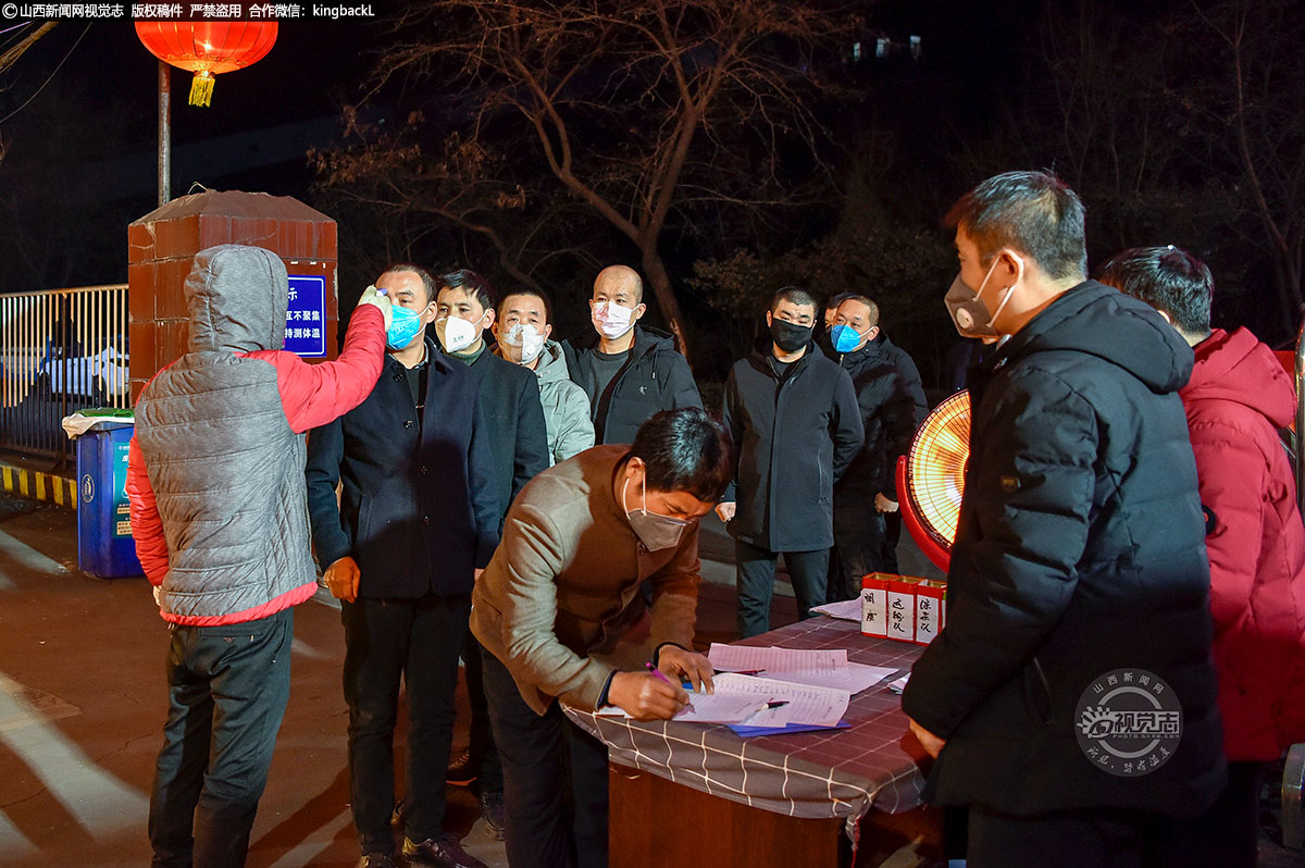      在职工进入生产单位前，再次检测体温，领取情况确认卡。作为国有企业，离柳集团严格执行“防疫在前、生产在后”的原则，公司上下细化了工作方案。