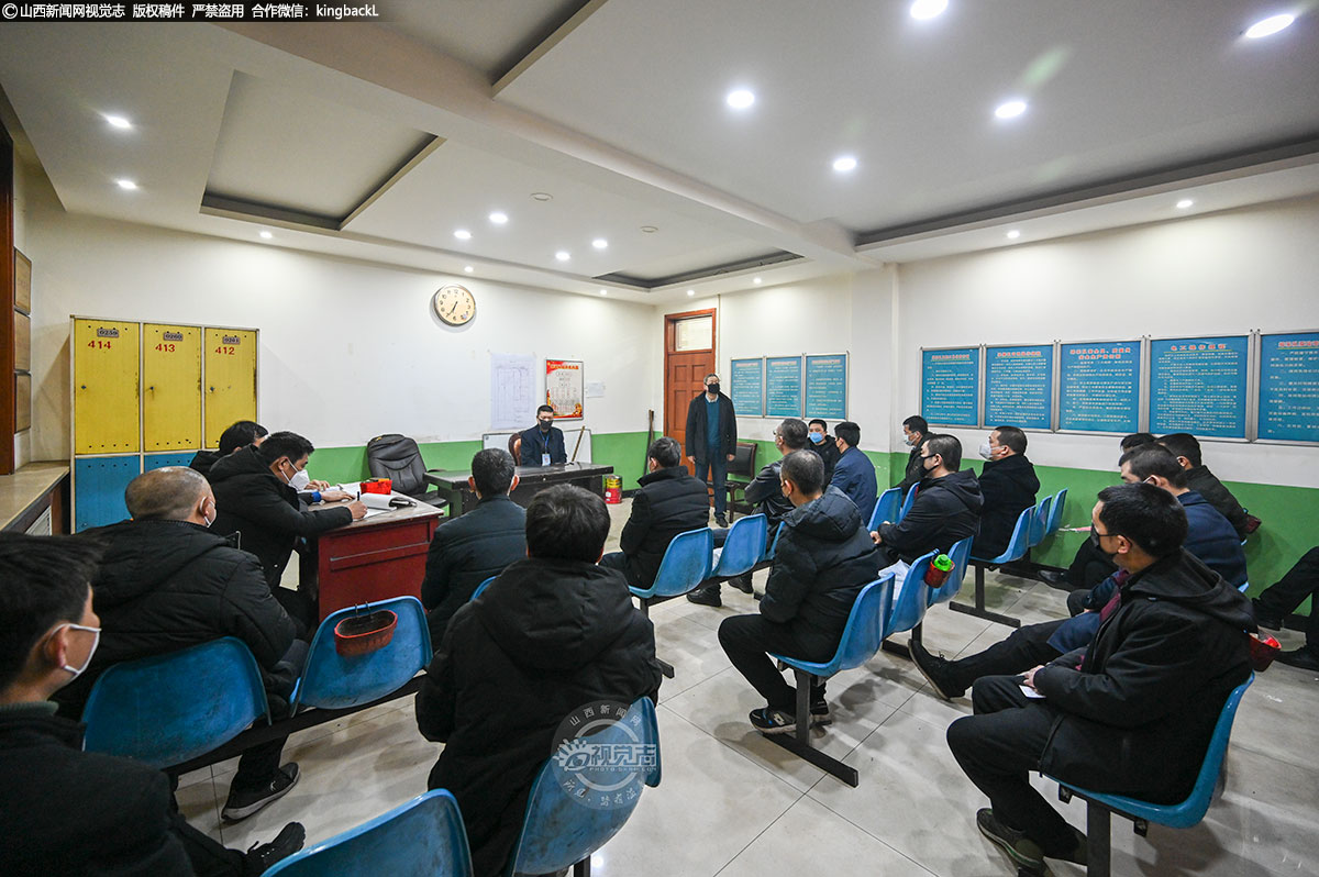      生产队组分散召开班前会。企业坚持疫情防控的同时，也要保证安全生产，真正做到两手都要抓，两手同等硬，助力打赢这场疫情防控阻击战。