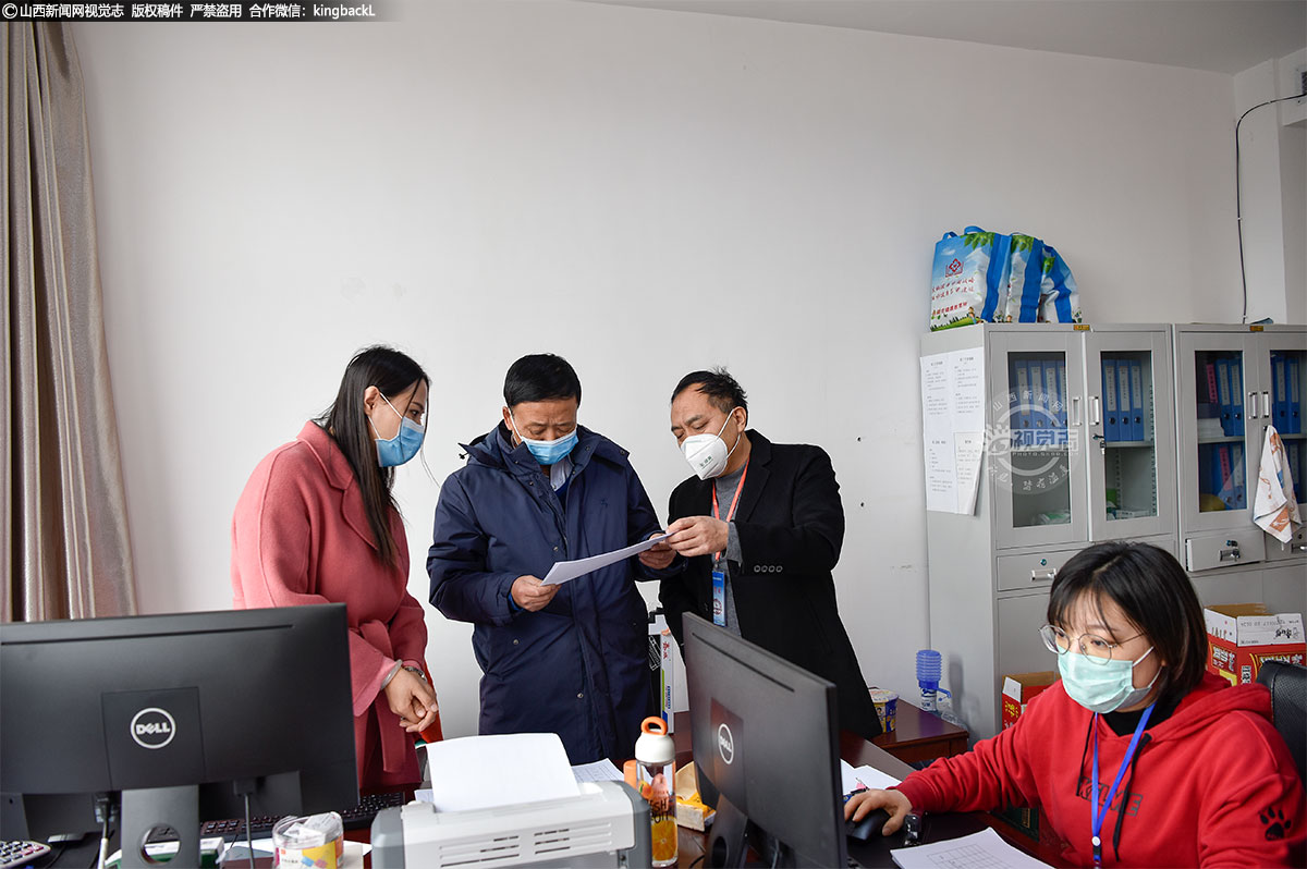      公司疫情防控领导组领导查看各单位返岗人员疫情排查情况。底数清，措施准，切实保障职工生命安全与身心健康。
