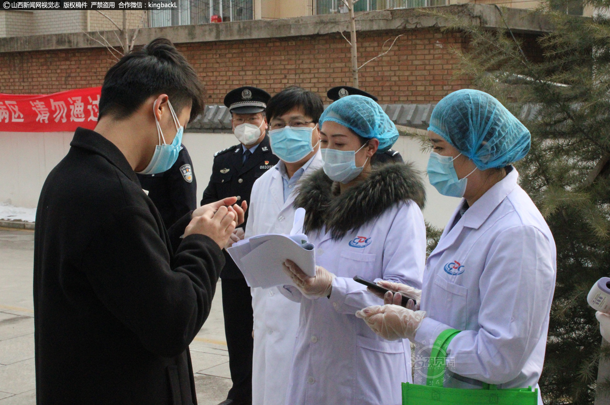      疫情发生以来，府城派出所全体民警在辖区内针对外地返乡人员，特别是从武汉返回的重点对象进行排摸监测。2月7日，所长贾勇带领民警，配合防疫部门、镇政府、小黄村委、府城镇卫生院对刚刚解除医学观察人员徐某办理相关手续。