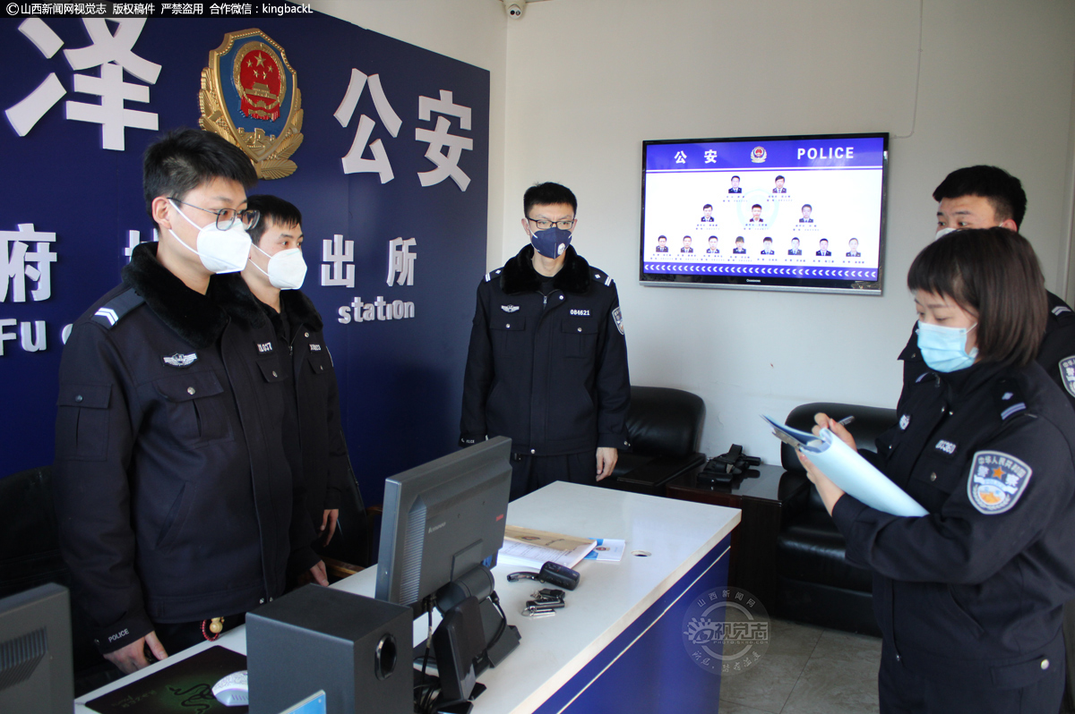      疫情面前，有“不计报酬、不论生死”的白衣天使，他们逆行奔赴“战场”令人敬佩。同样还有这样一群人在默默付出，奋战在抗疫“第一线”，他们就是公安民警！面对突如其来的新型冠状病毒疫情，面对全员返岗的使命召唤，安泽县公安局府城派出所全体民警始终牢记人民利益高于一切，告别“小家”为“大家”，坚定“逆行”奔赴在防控疫情“第一线”！（■山西新闻网特约摄影师：赵文胜）